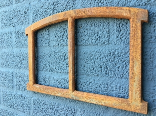 Cast iron stable window menze small